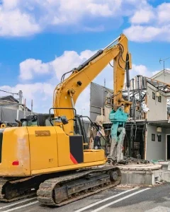 Construction site managed with practical control and clear coordination